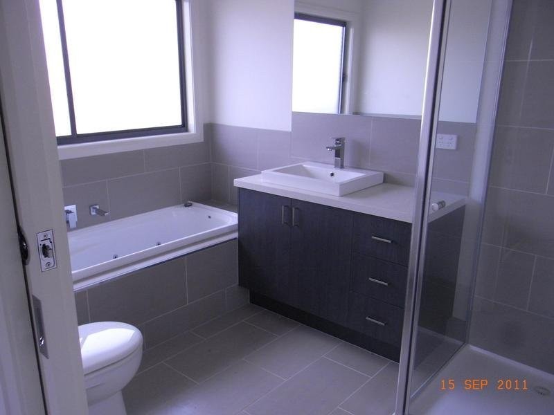 2/160 Biggs Street, St Albans VIC 3021