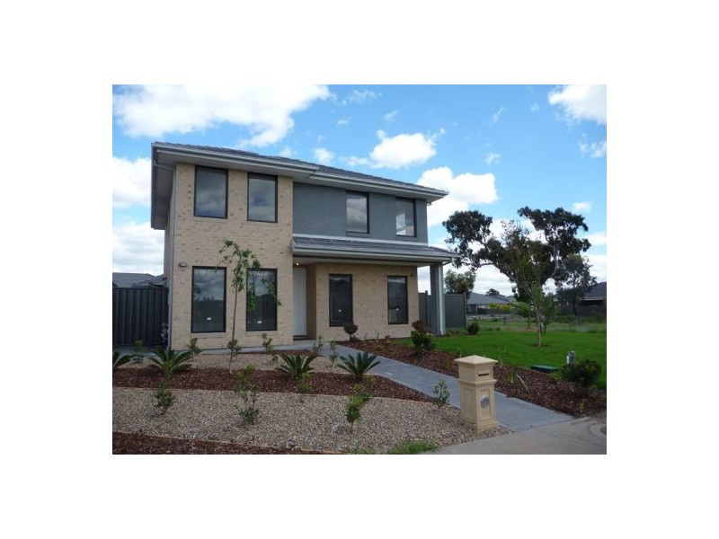 39 Hawkstowe Pde, South Morang VIC 3752