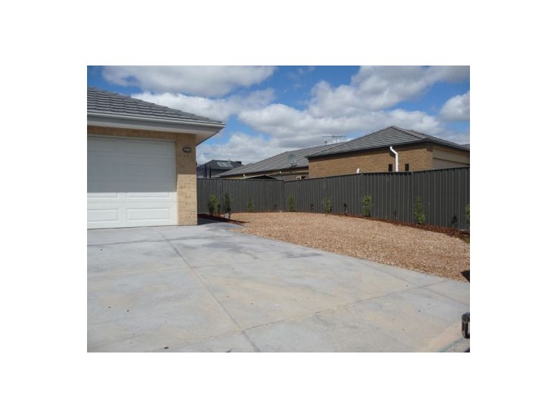 39 Hawkstowe Pde, South Morang VIC 3752