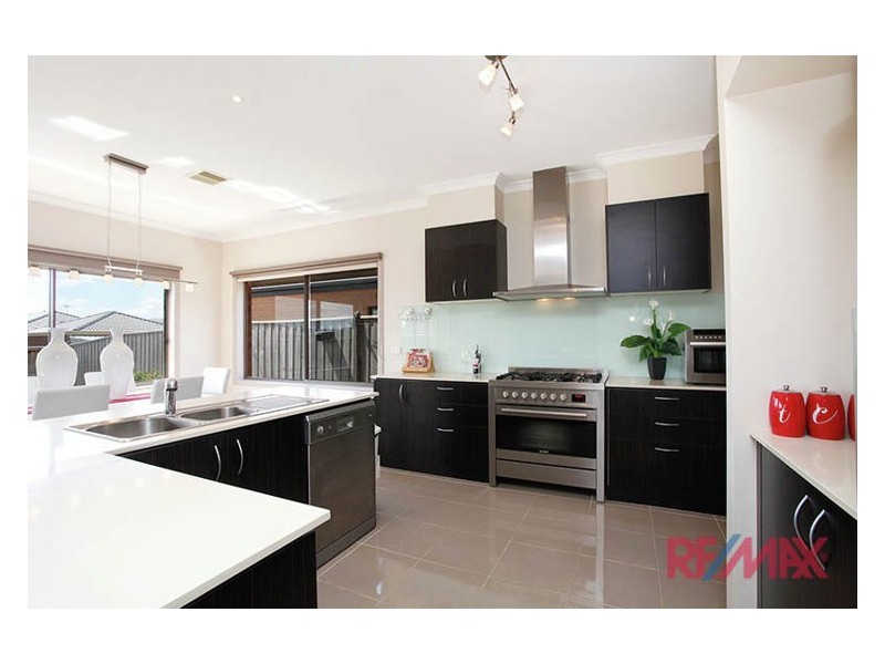 10 Katahdin Terrace, Cranbourne North VIC 3977