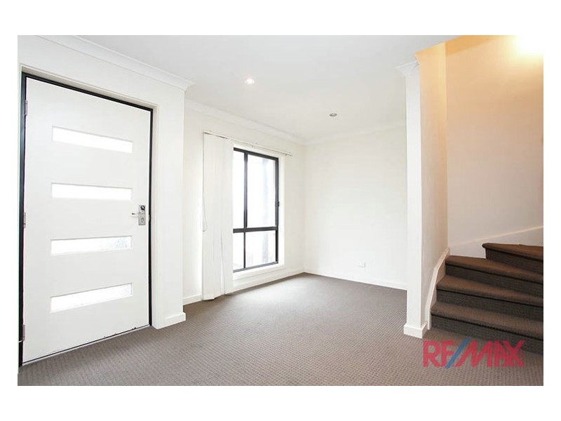 1/11 Laburnum Grove, Doveton VIC 3177