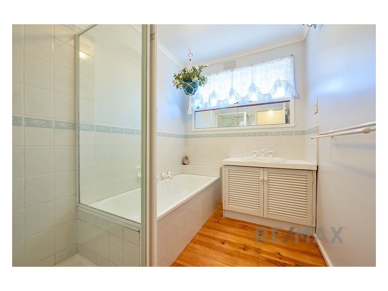 32 Vanessa Drive, Hampton Park VIC 3976