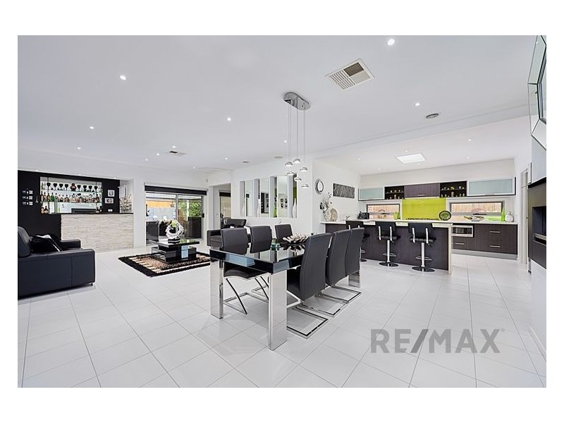 6 Black Caesar Drive, Cranbourne East VIC 3977