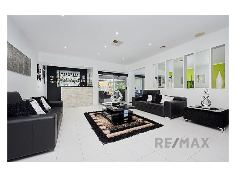 6 Black Caesar Drive, Cranbourne East VIC 3977