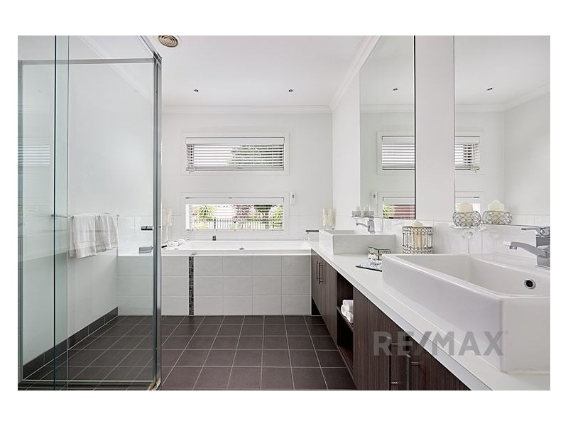 6 Black Caesar Drive, Cranbourne East VIC 3977