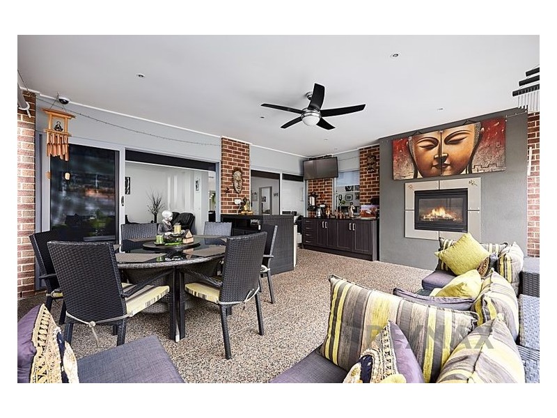 6 Black Caesar Drive, Cranbourne East VIC 3977