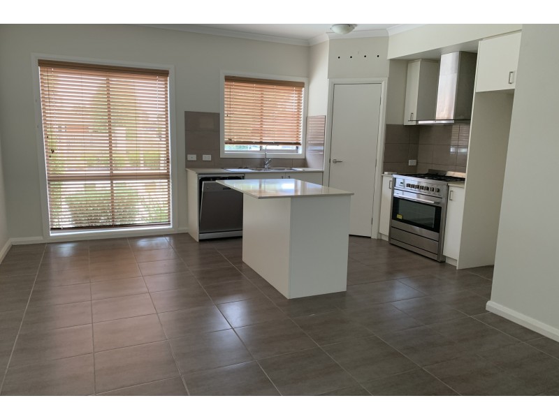 10/12 Stellato Place, Hampton Park VIC 3976