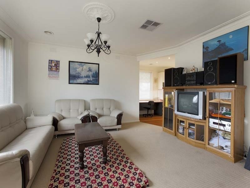 17 Charles Avenue, Hallam VIC 3803