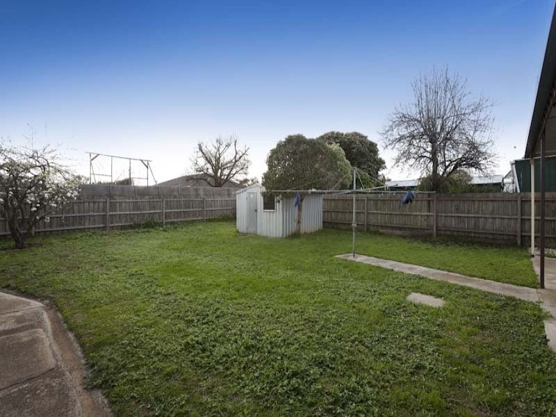 17 Charles Avenue, Hallam VIC 3803
