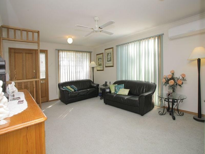 2 Dobson Crescent, Lynbrook VIC 3975