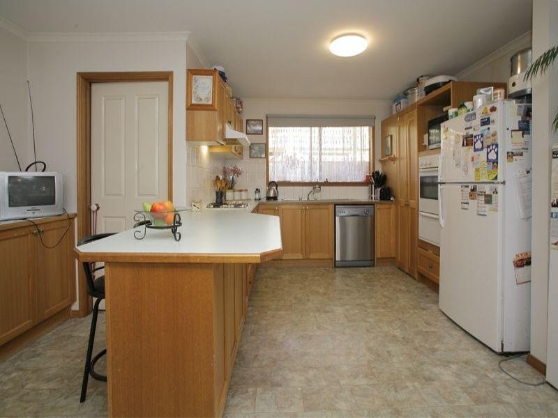2 Dobson Crescent, Lynbrook VIC 3975