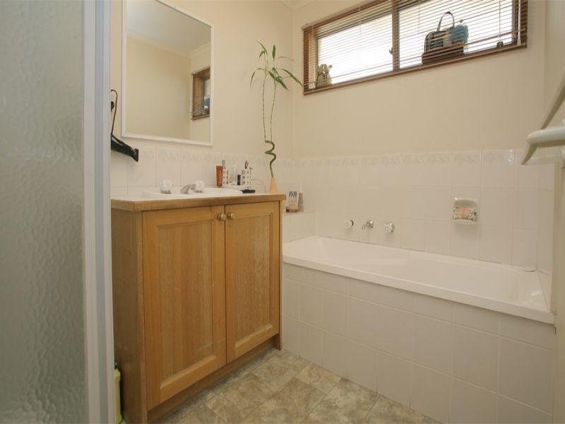 2 Dobson Crescent, Lynbrook VIC 3975