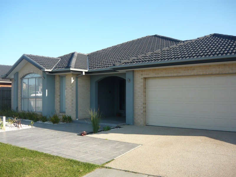 9 Hal Porter Terrace, Lynbrook VIC 3975