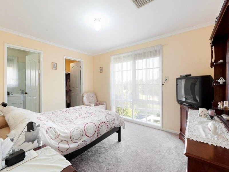 12 Wevlin Close, Endeavour Hills VIC 3802