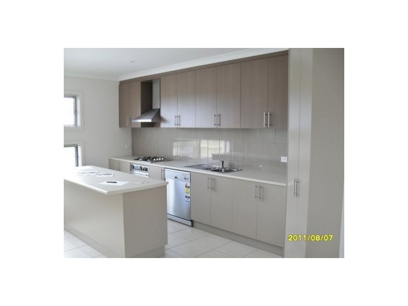2/16 Sweetwater Place, Moe VIC 3825