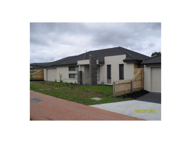 2/16 Sweetwater Place, Moe VIC 3825