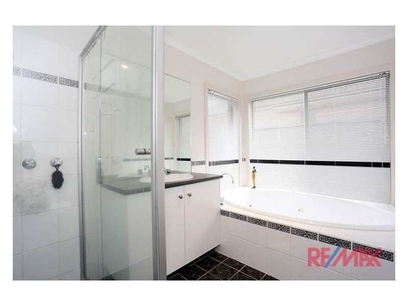 10 Redleaf Close, Hampton Park VIC 3976