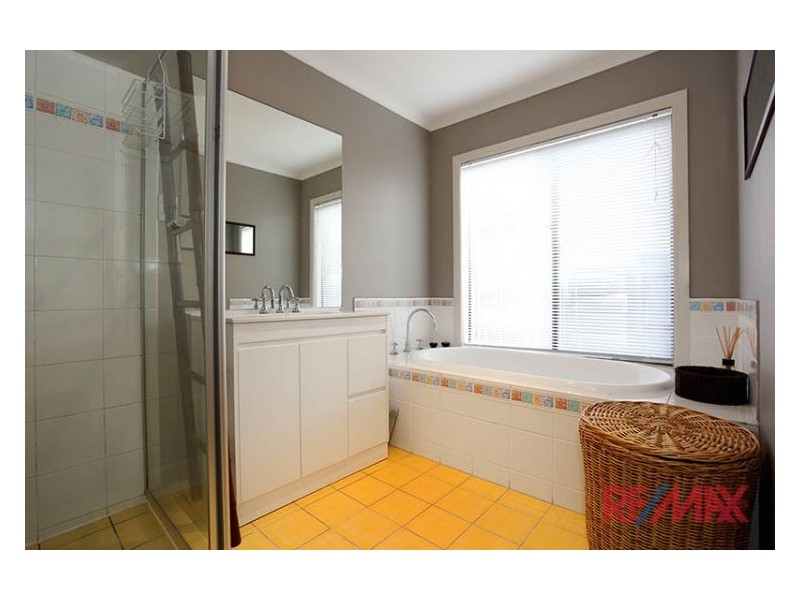 10 Redleaf Close, Hampton Park VIC 3976