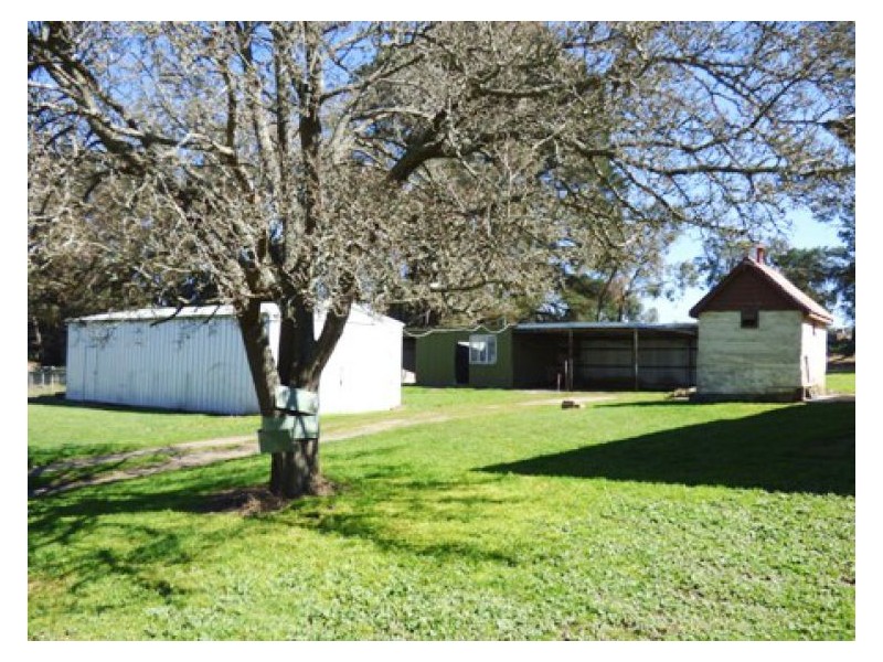 24 Linton/Naringhil Road, Linton VIC 3360