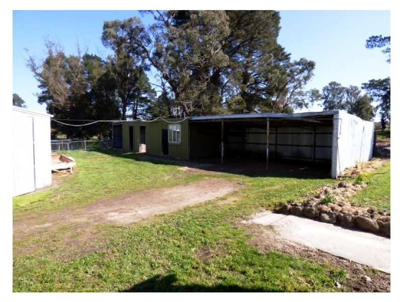 24 Linton/Naringhil Road, Linton VIC 3360