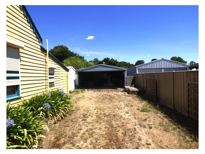19 Warburton Street, Beaufort VIC 3373