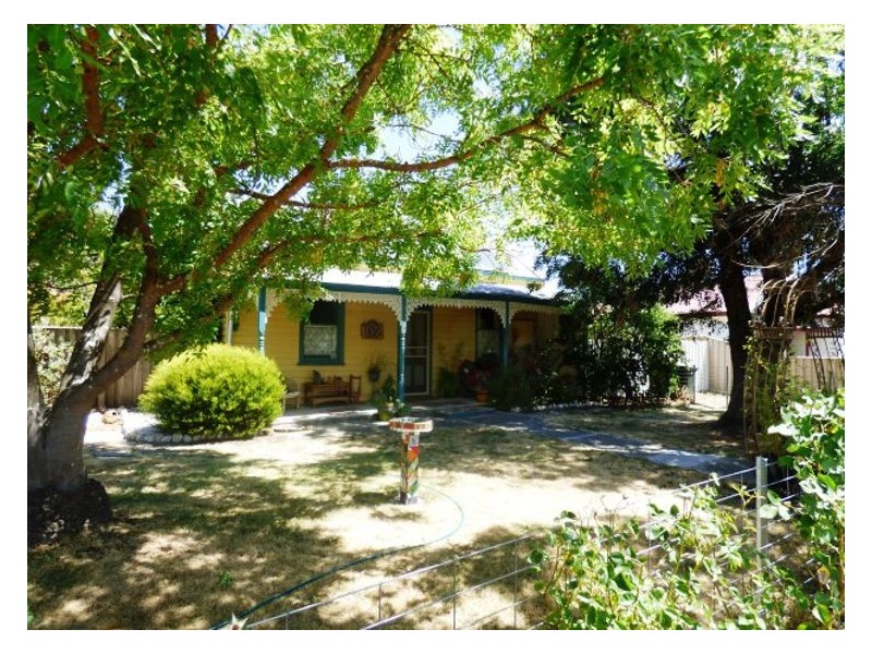 19 Warburton Street, Beaufort VIC 3373