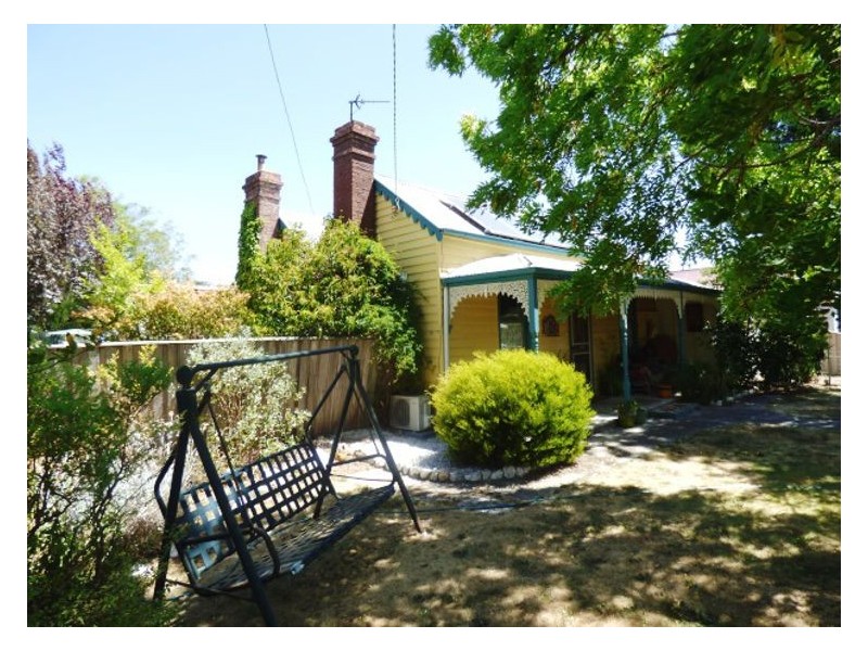 19 Warburton Street, Beaufort VIC 3373