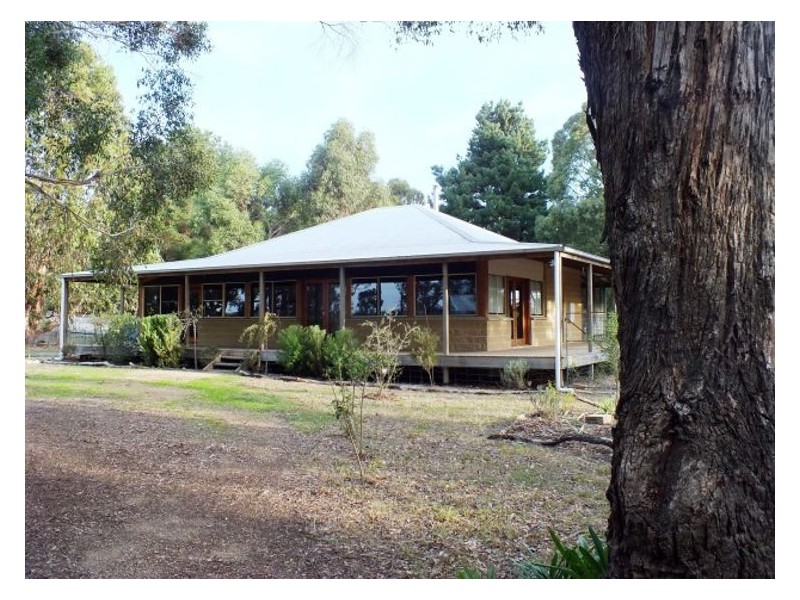 10 Clarkes Road, Enfield VIC 3352