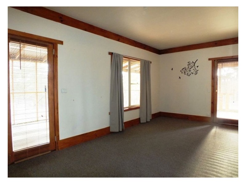 10 Clarkes Road, Enfield VIC 3352
