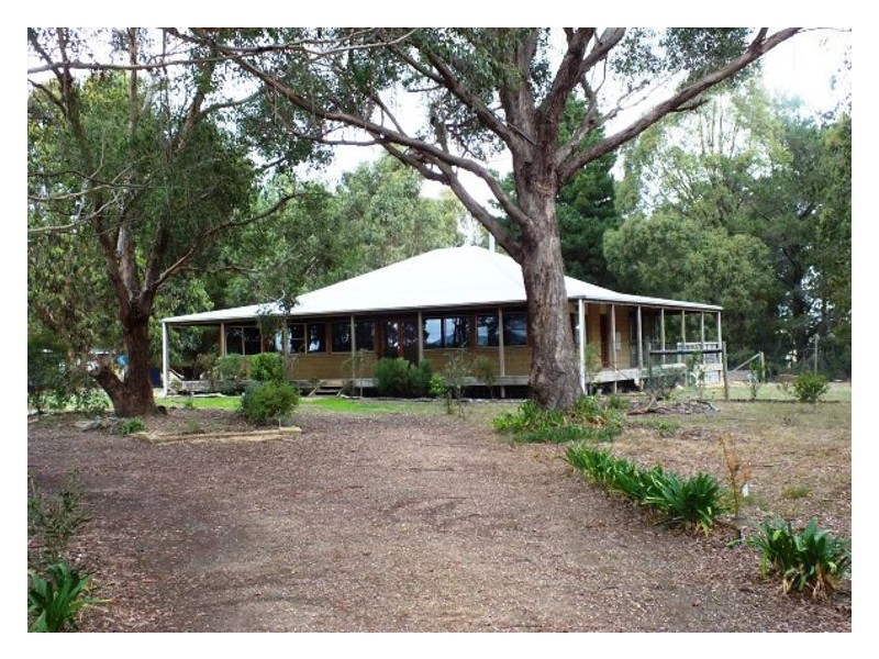 10 Clarkes Road, Enfield VIC 3352