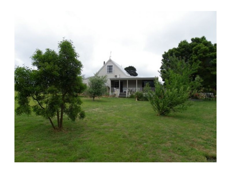 4 Woodlands Rd, Enfield VIC 3352