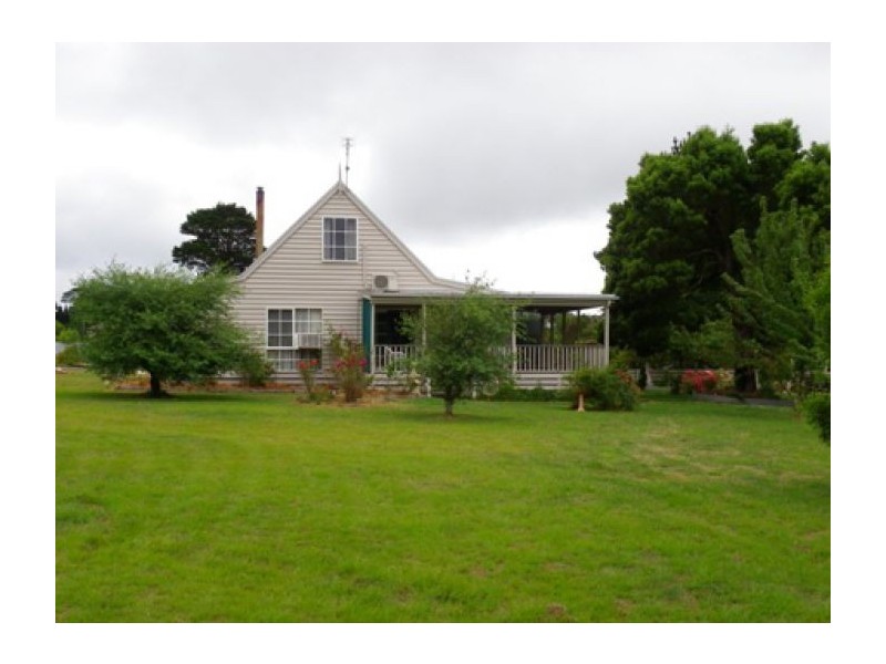 4 Woodlands Rd, Enfield VIC 3352