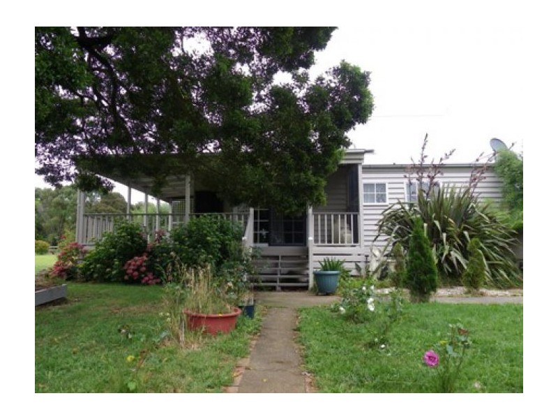 4 Woodlands Rd, Enfield VIC 3352