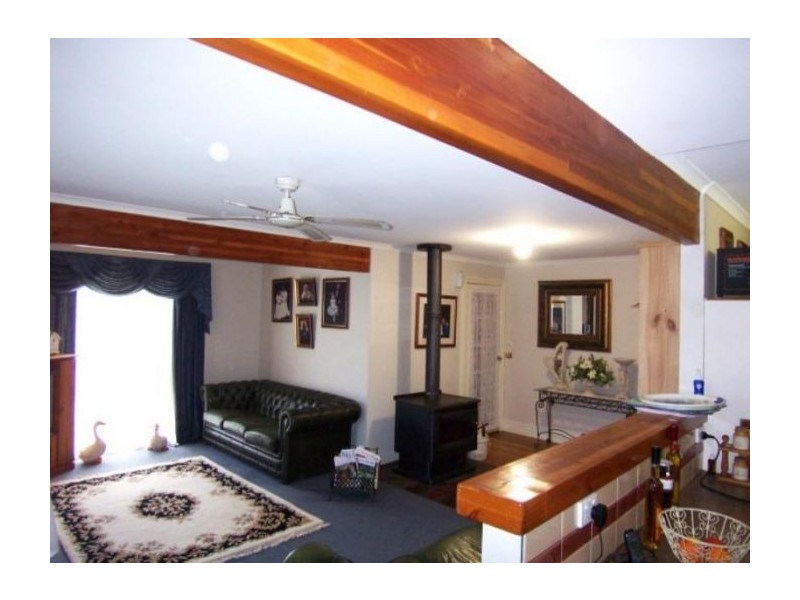 4 Woodlands Rd, Enfield VIC 3352