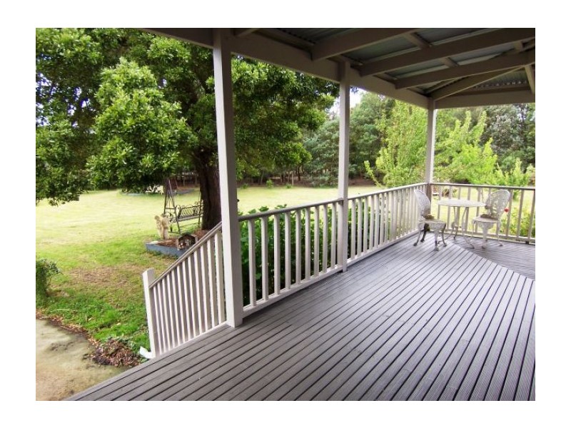 4 Woodlands Rd, Enfield VIC 3352