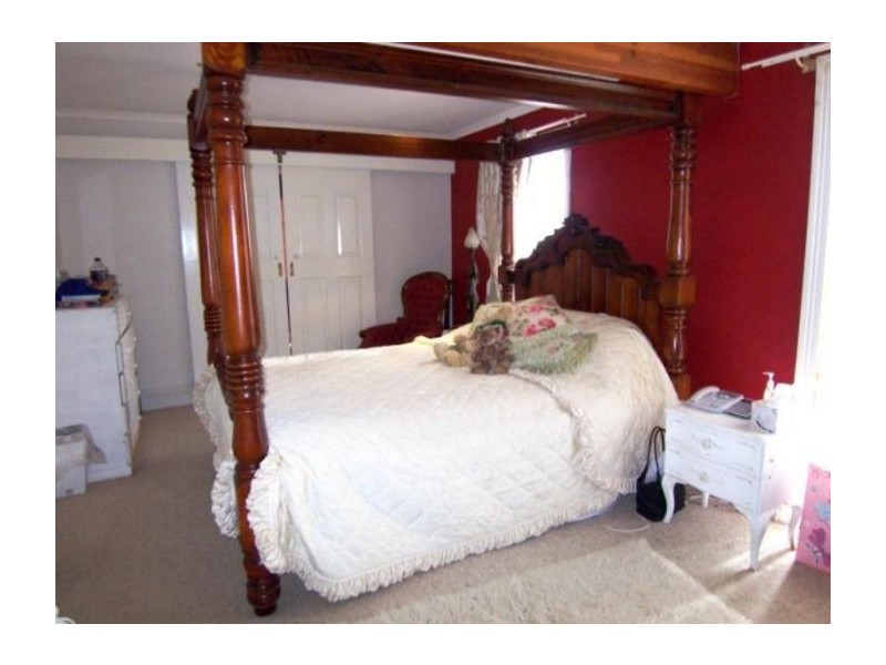 4 Woodlands Rd, Enfield VIC 3352