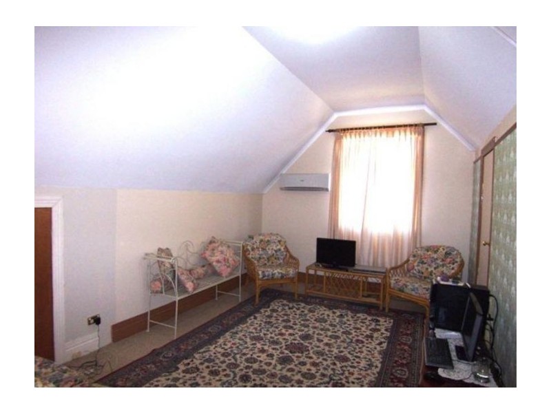 4 Woodlands Rd, Enfield VIC 3352