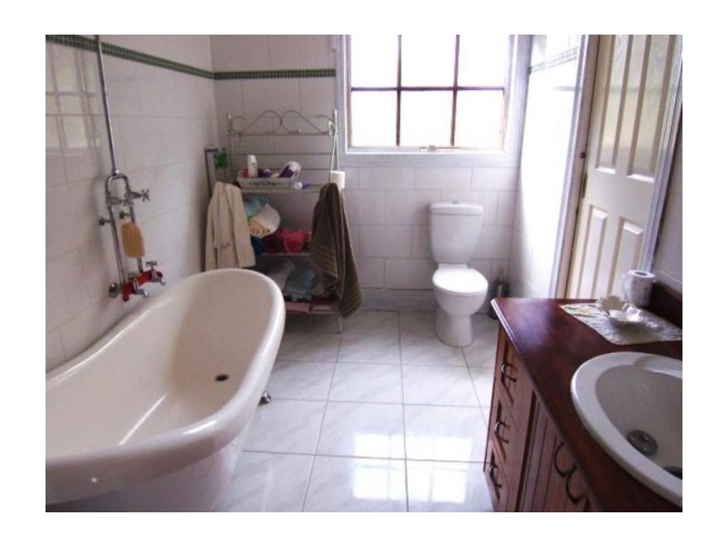 4 Woodlands Rd, Enfield VIC 3352