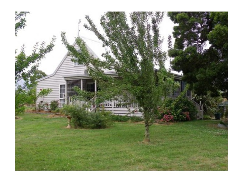 4 Woodlands Rd, Enfield VIC 3352