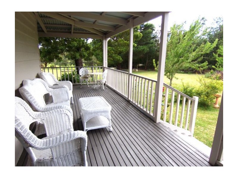 4 Woodlands Rd, Enfield VIC 3352