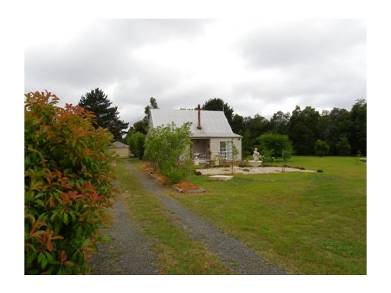 4 Woodlands Rd, Enfield VIC 3352