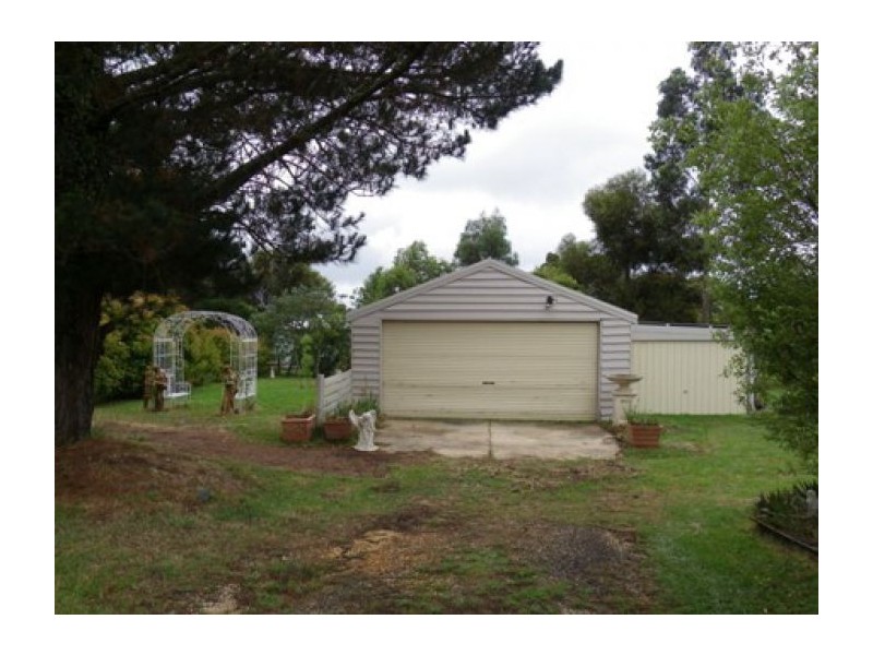 4 Woodlands Rd, Enfield VIC 3352