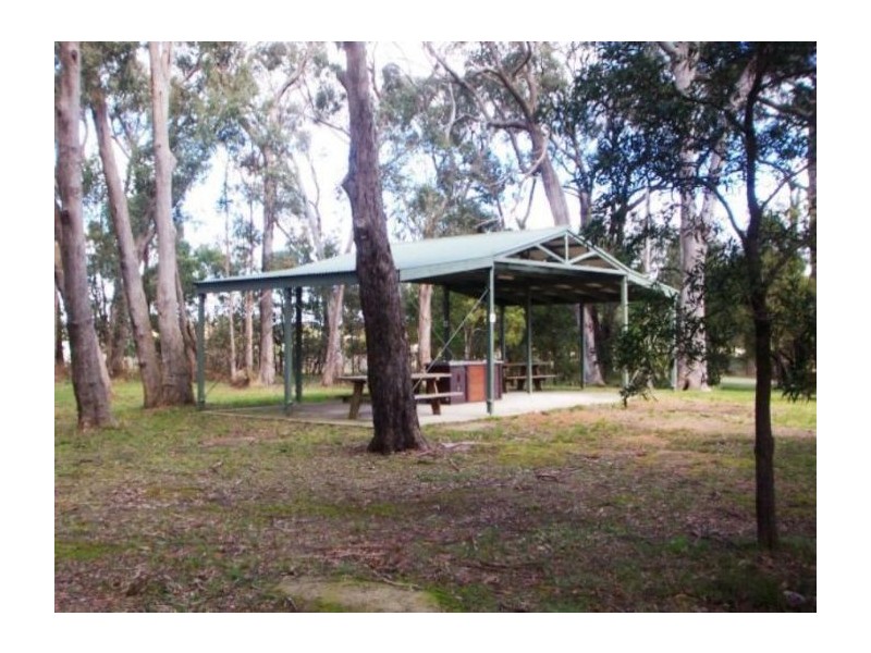 4 Woodlands Rd, Enfield VIC 3352