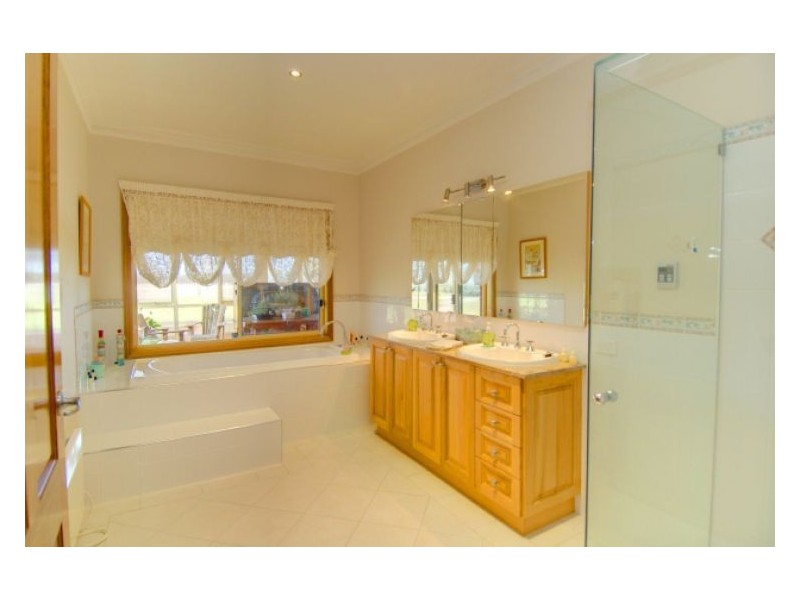 135 Haddon School Road, Haddon VIC 3351