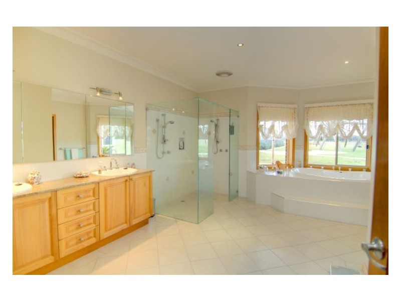 135 Haddon School Road, Haddon VIC 3351