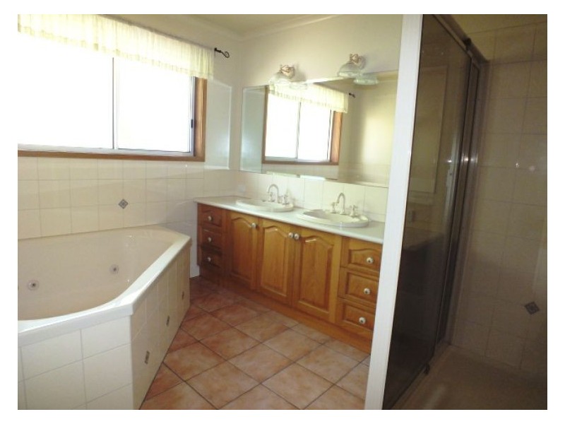 5 Westgate Road, Smythes Creek VIC 3351