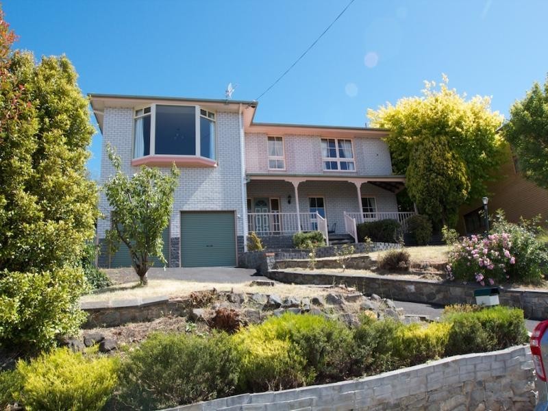 32 Broadwaters Parade, Sandy Bay TAS 7005