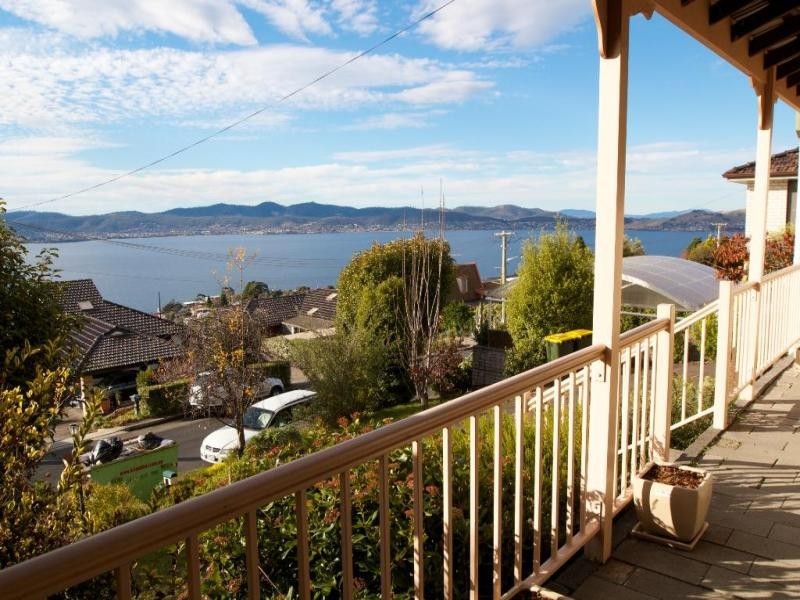 32 Broadwaters Parade, Sandy Bay TAS 7005