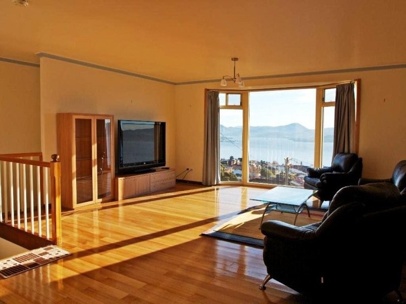 32 Broadwaters Parade, Sandy Bay TAS 7005