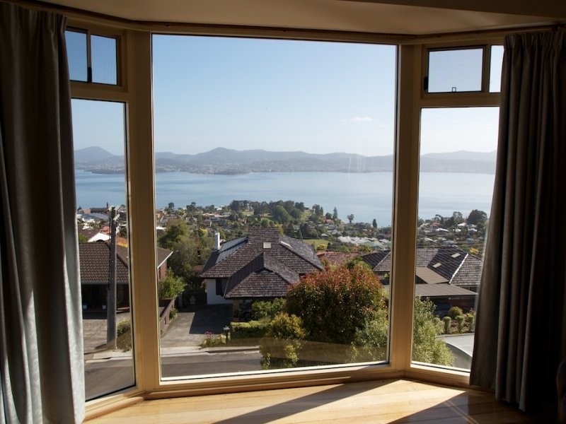 32 Broadwaters Parade, Sandy Bay TAS 7005